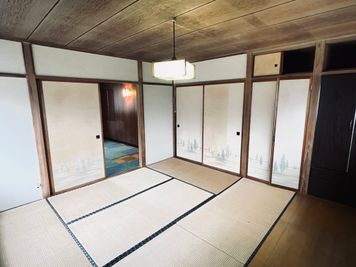 202号室
隣の部屋は２０１号室でふすまでつながっております。

大きさは８畳ほどでお二人でお使いいただけます。 - シェアオフィス＆シェアスペース　もみじ レンタルオフィス＆レンタルスペース　もみじの室内の写真