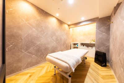 同じタイプの施術室が2台 - 北新地鍼灸院 【北新地駅から徒歩3分】広々使える北新地のレンタルサロンの室内の写真