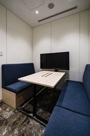 コワーキングスペースMangrove 【4名会議室】RoomCの室内の写真