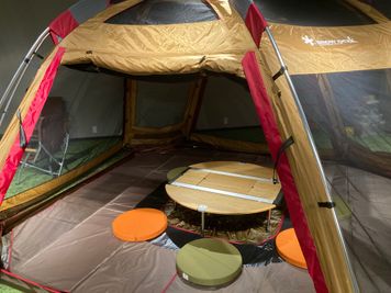 テントの中で打ち合わせや対話が行えます。 - Kochi Startup BASE コミュニティスペースの室内の写真