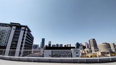 大阪・梅田周辺の高層ビル群をバックにした都会的なシーン撮影に最適【コスプレプラン】 - 天しもビル屋上レンタル撮影スタジオ