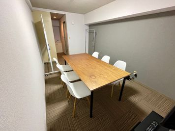 【ダイニングテーブルでアットホームな空間なので、オフ会やおしゃべり会などにもオススメです】 - TIME SHARING 新宿南口 GSハイム 503の室内の写真
