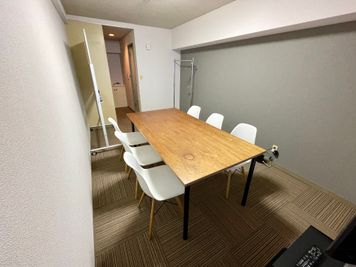 【ダイニングテーブルでアットホームな空間なので、オフ会やおしゃべり会などにもオススメです】 - 【閉店】TIME SHARING 新宿南口 GSハイム 【閉店】503の室内の写真