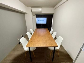 【窓にはカーテンも設置しているので、お好みに合わせてお使いください♪】 - 【閉店】TIME SHARING 新宿南口 GSハイム 【閉店】503の室内の写真