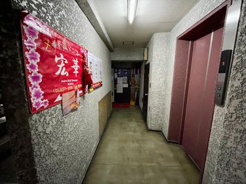【エレベーターで5階まで上がり、すぐ右手にあるマッサージ店の隣に当会議室がございます】 - 【閉店】TIME SHARING 新宿南口 GSハイム 【閉店】503の入口の写真