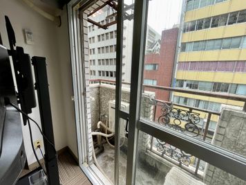 【窓を開けて換気可能です。こちらの窓から小さなバルコニーに出ることも可能です】 - TIME SHARING 新宿南口 GSハイム 503の室内の写真