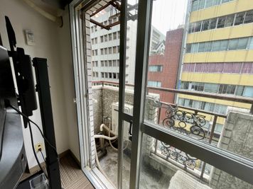【窓を開けて換気可能です。こちらの窓から小さなバルコニーに出ることも可能です】 - 【閉店】TIME SHARING 新宿南口 GSハイム 【閉店】503の室内の写真