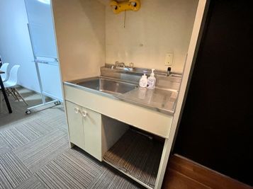 【入口付近には独立した流し台があり、除菌スプレーとハンドソープをご用意しています】 - 【閉店】TIME SHARING 新宿南口 GSハイム 【閉店】503の設備の写真