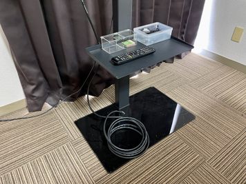 【モニター台に、各種変換機、モニター用リモコンなどの細かい備品を置いています】 - 【閉店】TIME SHARING 新宿南口 GSハイム 【閉店】503の設備の写真