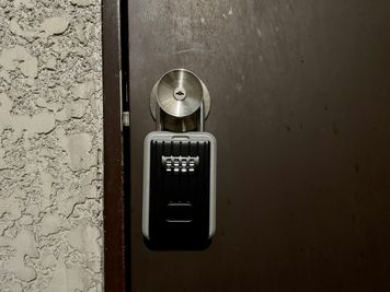 【ドアノブについている黒いキーボックスを予約完了メールに記載している番号で開けて、鍵を取り出してください】 - TIME SHARING 新宿南口 GSハイム 503の入口の写真