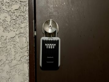 【ドアノブについている黒いキーボックスを予約完了メールに記載している番号で開けて、鍵を取り出してください】 - 【閉店】TIME SHARING 新宿南口 GSハイム 【閉店】503の入口の写真