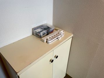 【入口玄関の棚上に、延長コードとホワイトボードの予備用品を設置しています】 - 【閉店】TIME SHARING 新宿南口 GSハイム 【閉店】503の設備の写真