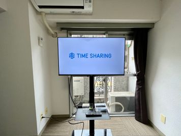 【モニターから出ているHDMIケーブルとお手持ちの機器を繋げるだけで簡単に映ります！】 - 【閉店】TIME SHARING 新宿南口 GSハイム 【閉店】503の設備の写真