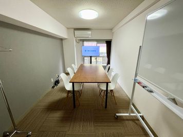 【モニターやホワイトボードなど室内の備品は全て無料でお使いいただけます】 - TIME SHARING 新宿南口 GSハイム 503の室内の写真