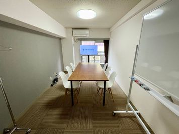【モニターやホワイトボードなど室内の備品は全て無料でお使いいただけます】 - 【閉店】TIME SHARING 新宿南口 GSハイム 【閉店】503の室内の写真