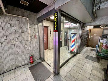 【ビル1階エレベーター前】 - 【閉店】TIME SHARING 新宿南口 GSハイム 【閉店】503の入口の写真