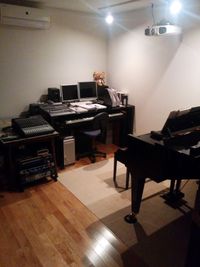 ピアノスタジオの室内の写真