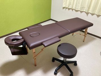 施術用ベッドとスツール新設しました - 市川駅前としょかんのうらいちかわ 市川駅前レンタルスペース・サロン・会議室「としょかんのうら市川」の設備の写真