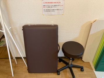 折りたたんだ施術ベッドとスツール - 市川駅前としょかんのうらいちかわ 市川駅前レンタルスペース・サロン・会議室「としょかんのうら市川」の室内の写真
