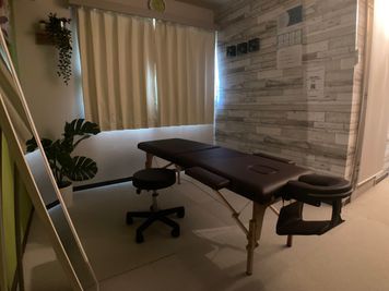 市川駅前としょかんのうらいちかわ 市川駅前レンタルスペース・サロン・会議室「としょかんのうら市川」の室内の写真