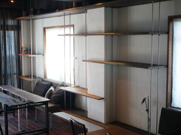 別途問い合わせを頂けた場合、飾り棚を空の状態にしての貸出も可能です。 - アトリエ阿佐ヶ谷 アトリエ阿佐ヶ谷"Atelier Asagaya" 撮影スタジオの室内の写真