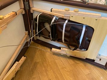 施術ベッドの付属品は裏側に挟んで収納してください。 - 市川駅前としょかんのうらいちかわ 市川駅前レンタルスペース・サロン・会議室「としょかんのうら市川」の設備の写真