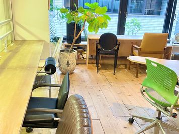 同フロアのコワーキングスペースエリア
木のテーブルや緑があり自然を感じられる窓側席 - HAPON新宿 南会議室/HAPON新宿の室内の写真