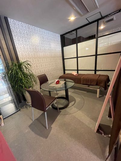 ベッド、テーブル椅子もあり、広々と使えます！ - D→START広島 エステルーム　Ｄの室内の写真