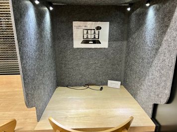 Web会議用のブースもあります - ベンチャーデスク銀座６ コワーキングスペースの室内の写真