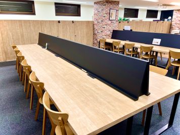 ６名がけの長テーブル×４　座席数が多く、各席のスペースも十分にあります - ベンチャーデスク銀座６ コワーキングスペースの室内の写真