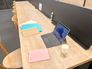 テーブルは広々！PCや書類・ノートなどをこんなに置いてもゆとりがあります♪ - ベンチャーデスク銀座６ コワーキングスペースの室内の写真