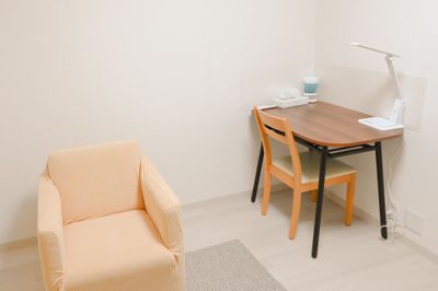 ご利用者様用の作業テーブルもございます。 - Room：エゴ レンタル心理カウンセリングルームの室内の写真