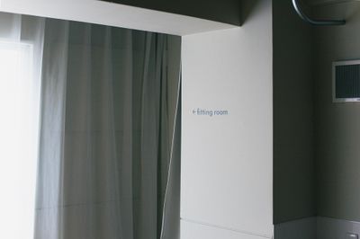 スタジオ内に簡易的なお着替えスペースもございます。（お着替えの際にカーテンで隠せます） - レンタルスタジオ YOGA SPICE 神保町 ヨガ/パーソナルレッスン/高さ2.7m/光回線完備の設備の写真