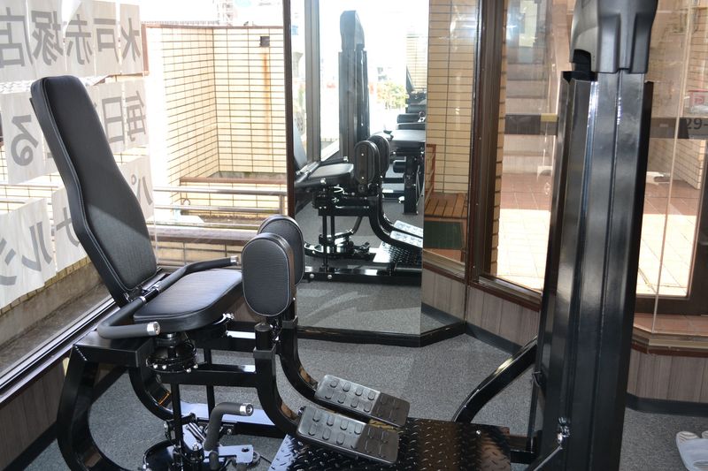 【完全個室で広々100㎡／撮影可】マシン複数利用可能な隠れ家ジム - アラジンフィットネス土浦桜町店