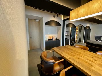 【ミーティングエリア側にも廊下に繋がるドアがあるので、入口を2つに分けてグループワークを行ったり面接を行ったりすることも可能です】 - TIME SHARING 六本木 第6DMJビル Roppongi Lounge by WineBankの室内の写真