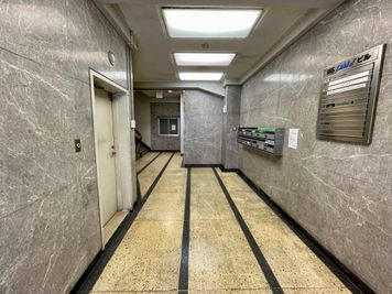 【1階エレベーターホール_1】 - TIME SHARING 六本木 第6DMJビル Roppongi Lounge by WineBankの入口の写真