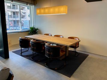 【6名座れるミーティングエリアは、大きなテーブルが資料やPCを広げやすく、商談や会議にピッタリです】 - TIME SHARING 六本木 第6DMJビル Roppongi Lounge by WineBankの室内の写真