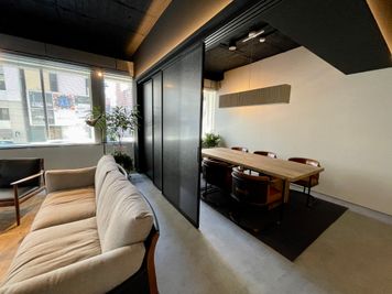ラウンジエリアとミーティングエリアは、スライドドアで空間を仕切ることが出来ます】 - TIME SHARING 六本木 第6DMJビル Roppongi Lounge by WineBankの室内の写真