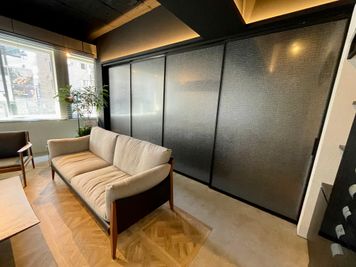 【スライドドアを閉めると、それぞれの空間は見えなくなります】 - TIME SHARING 六本木 第6DMJビル Roppongi Lounge by WineBankの室内の写真