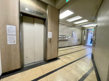 【エレベーターまたは階段で2階にお上がりください】 - TIME SHARING 六本木 第6DMJビル Roppongi Lounge by WineBankの入口の写真
