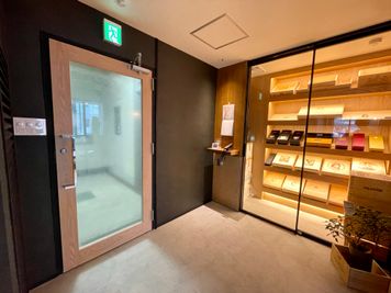 【入口から入りすぐ左に受付電話があるので、予約完了メールに書かれた入室方法に従ってご入室ください】 - TIME SHARING 六本木 第6DMJビル Roppongi Lounge by WineBankの入口の写真