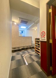 土足厳禁の為、必ずスリッパに履き替えて頂くようお願い致します。 - 秋葉原エンタメ総合スタジオ【レコーディング/ダンス/写真撮影】 studio flourishレンタルスタジオの室内の写真