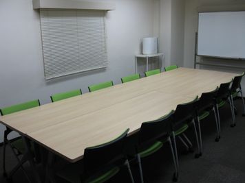 島型【4卓】3人掛12席 - 貸会議室 オフィス東京 B3会議室の室内の写真