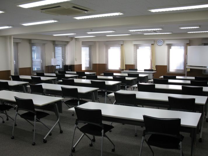スクール型2人掛30席 - 貸会議室 オフィス東京 L4会議室の室内の写真