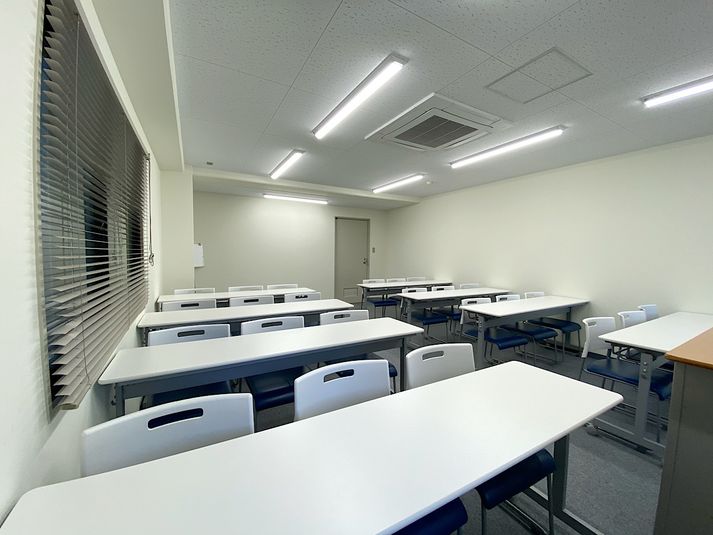 うめきた会議室702(24名可) - 共栄実業(株)　エイトビル