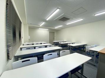 共栄実業(株)　エイトビル うめきた会議室702(24名可)の室内の写真