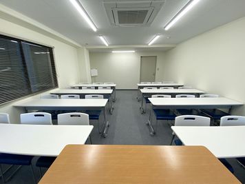 共栄実業(株)　エイトビル うめきた会議室702(24名可)の室内の写真