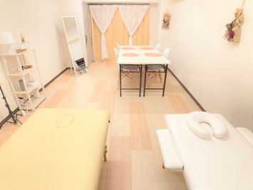 【定員9名】レンタルサロンこもれび新大阪／ネイルや美容の研修にも使いやすいお部屋です。 - レンタルスペースこもれび＠新大阪 レンタルサロンこもれび🌸レンタル会議室🌸の室内の写真