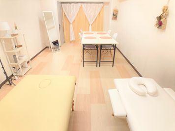 【定員9名】レンタルサロンこもれび新大阪／ネイルや美容の研修にも使いやすいお部屋です。 - レンタルサロンこもれび新大阪🌸会議室利用可 レンタルサロンこもれび🌸レンタル会議室🌸の室内の写真