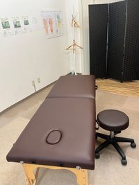 施術用ベッド、スツール、パーテーション - レンタルサロンめぐみ会議室 コンビニが近いレンタル教室(2名以上利用)の設備の写真